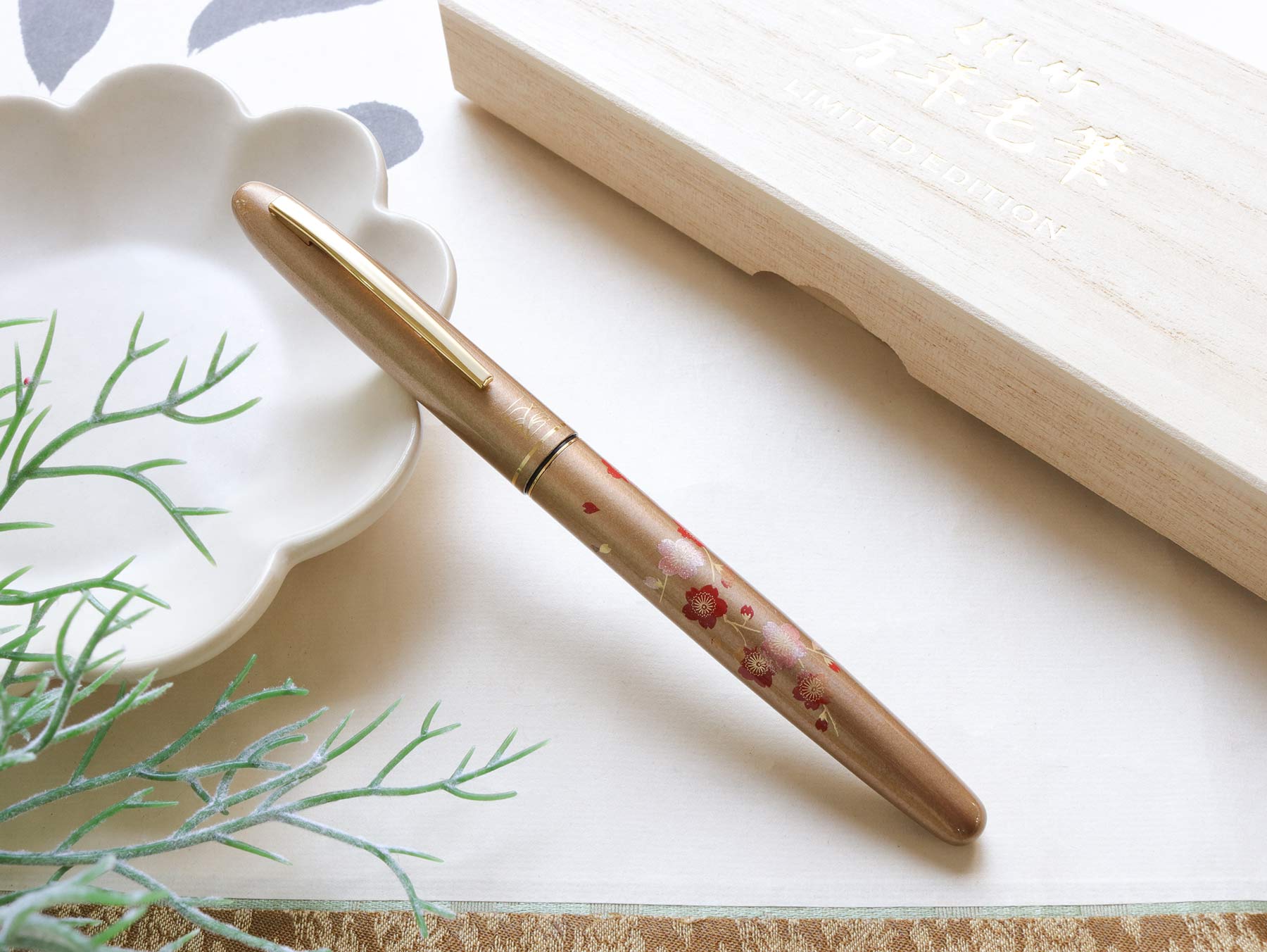 Wancher 呉竹近代蒔絵万年筆 - 枝桜 (ペン先セット)– Wancherpen Japan