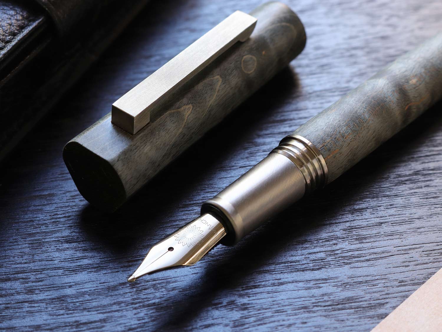 ワンチャー　 オリンポス・タイタン・ノクターングレー万年筆 B 太字 オリンポス・タイタン・ノクターングレー万年筆 Fountain Pen