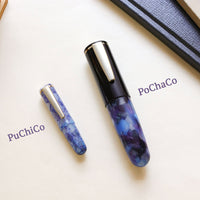 紫と黒の色合いが美しいPochaco ミッドナイトバイオレット万年筆と、ミニサイズのPuchico万年筆のサイズ比較