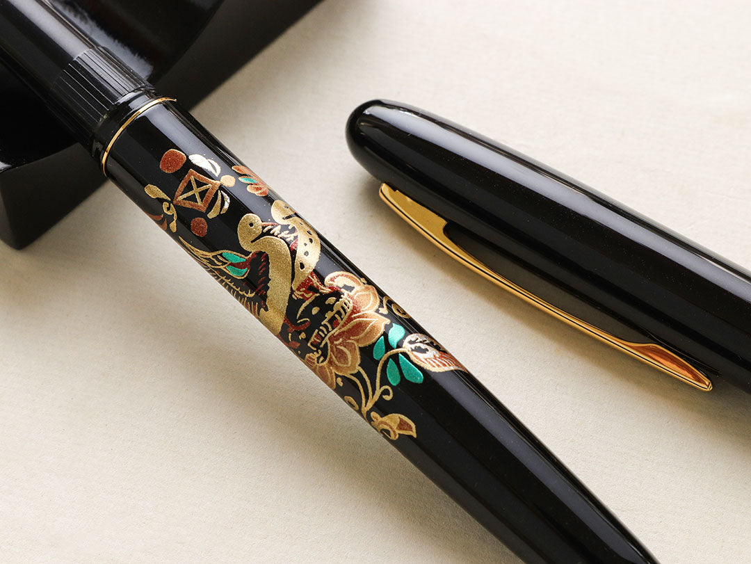 ワンチャー× 呉竹 「近代蒔絵 万年筆」鶴寿 黒　F 呉竹近代蒔絵 万年筆 - 鶴寿 | Wancher x Kuretake | ワンチャー公式