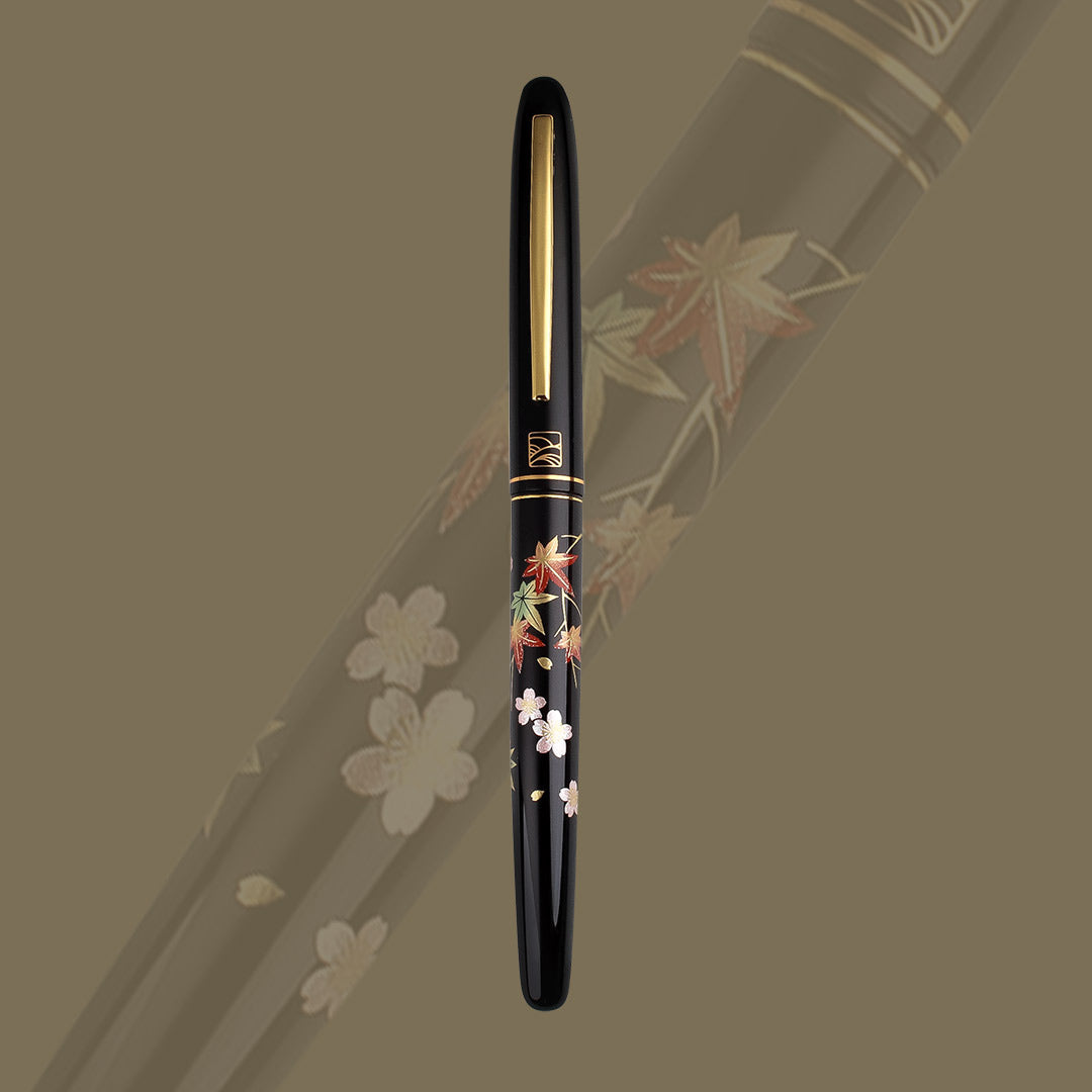 萬葉拾穂抄 : 影印・翻刻 1(巻1-4) 呉竹近代蒔絵万年筆 - 桜に紅葉 - Wancher x Kuretake | ワンチャー