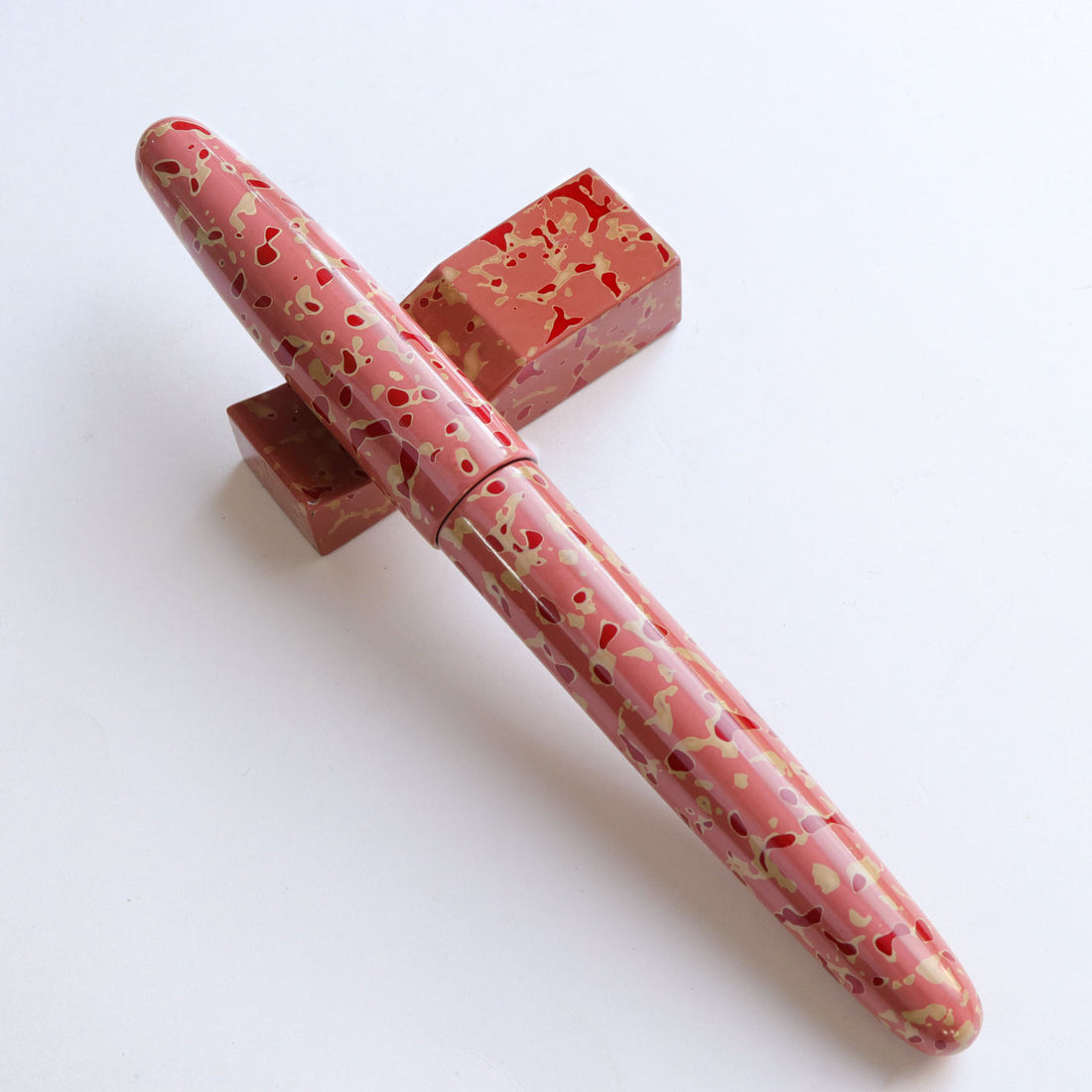 津軽漆ペン枕・紅梅色