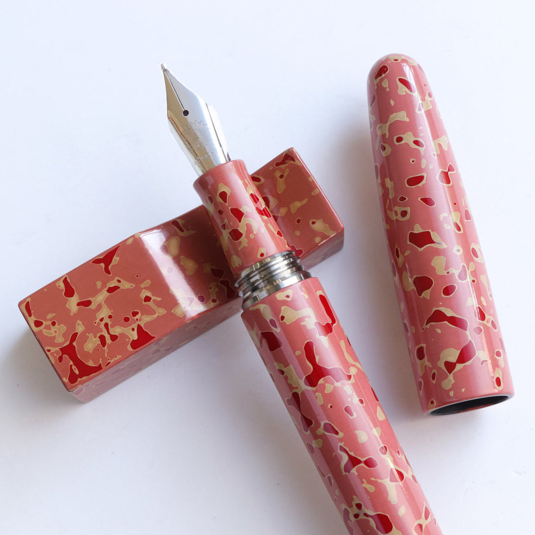津軽漆ペン枕・紅梅色