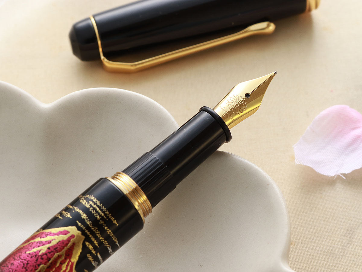 呉竹 夢銀河近代蒔絵 - 赤富士 Fountain Pen | ワンチャーペン Wancher