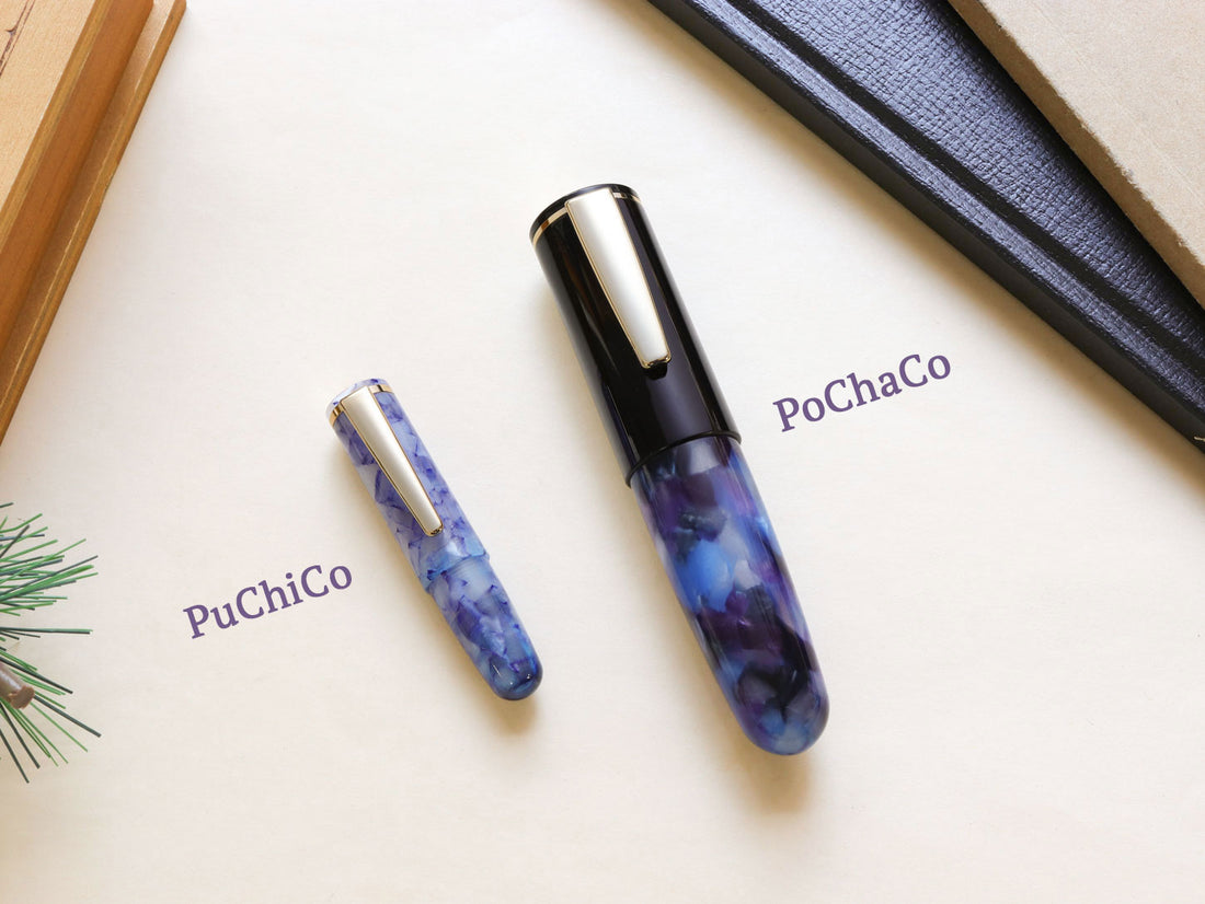 紫と黒の色合いが美しいPochaco ミッドナイトバイオレット万年筆と、ミニサイズのPuchico万年筆のサイズ比較
