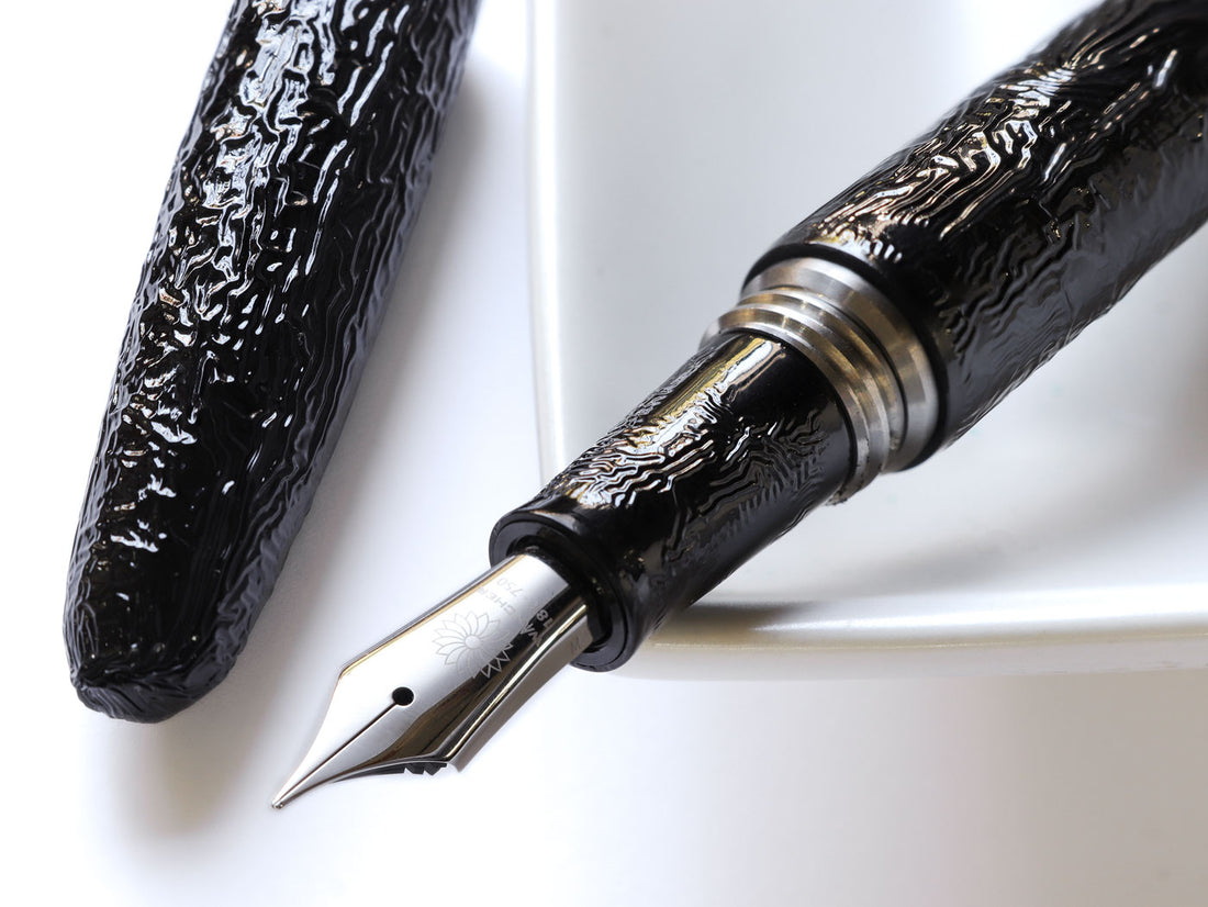 八雲塗 ちぢみ ・ 黒 Fountain Pen - Wancher ワンチャー